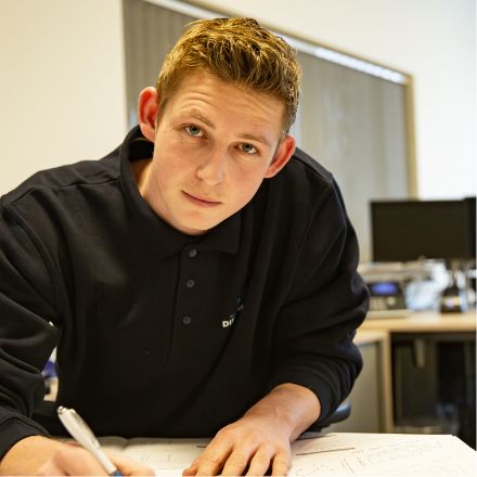 Collega aan het werk Metaalbedrijf Diepenmaat
